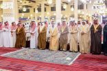 أمير منطقة الرياض يؤدي صلاة الميت على والدة خالد بن مطلق بن خرصان