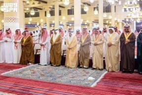 أمير منطقة الرياض يؤدي صلاة الميت على والدة خالد بن مطلق بن خرصان