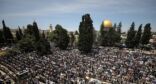 عشرات آلاف الفلسطينيين يؤدون صلاة الجمعة في “الأقصى”