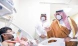 سمو الأمير محمد بن عبدالعزيز يطمئن على المصابين جراء سقوط مقذوف عسكري معاد بمحافظة صامطة
