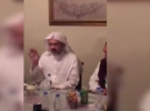 سعودي يُصوِّر زوجته وهي تقود السيارة ليناشد المسؤولين (فيديو)